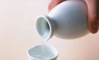 懂行人教你喝白酒,只需學(xué)會(huì)這“4招”,真假白酒立刻“現(xiàn)原形”